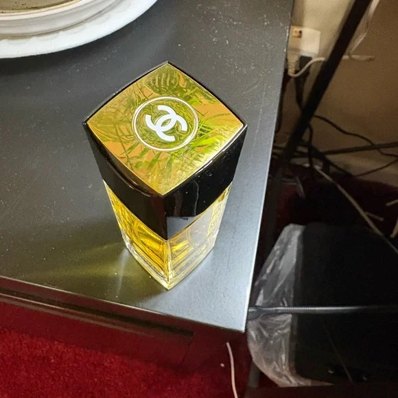 CHANEL N°5 1.7 oz with Black Cap and Golden Hue - Picture 2 of 6